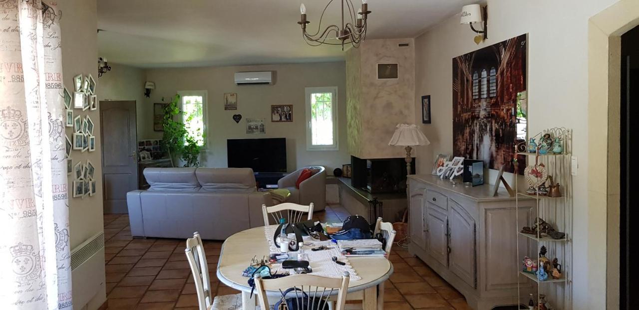 Fenêtre sur les Alpilles Saint-Martin-de-Crau Extérieur photo