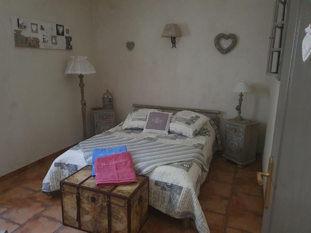 Fenêtre sur les Alpilles Saint-Martin-de-Crau Extérieur photo