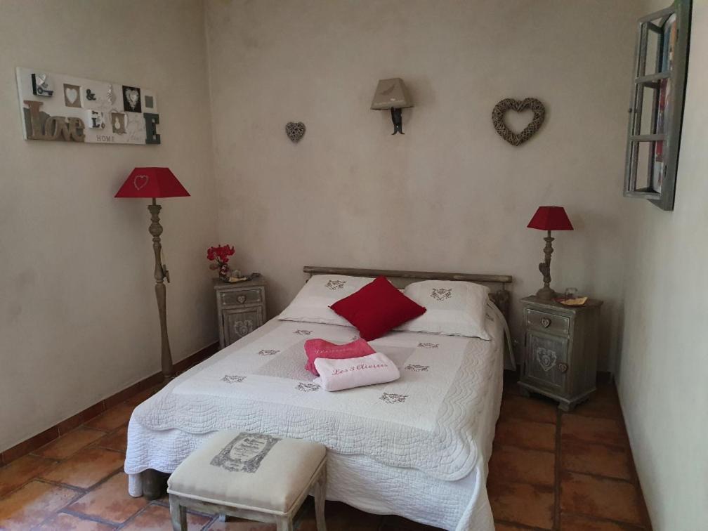 Fenêtre sur les Alpilles Saint-Martin-de-Crau Extérieur photo
