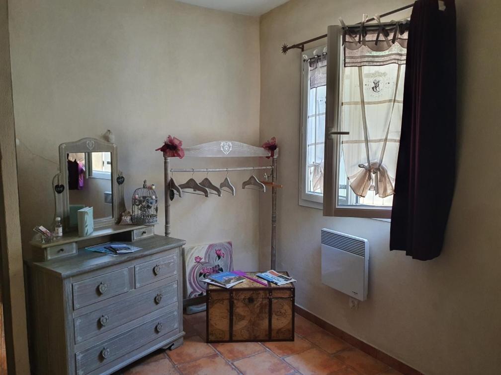 Fenêtre sur les Alpilles Saint-Martin-de-Crau Extérieur photo