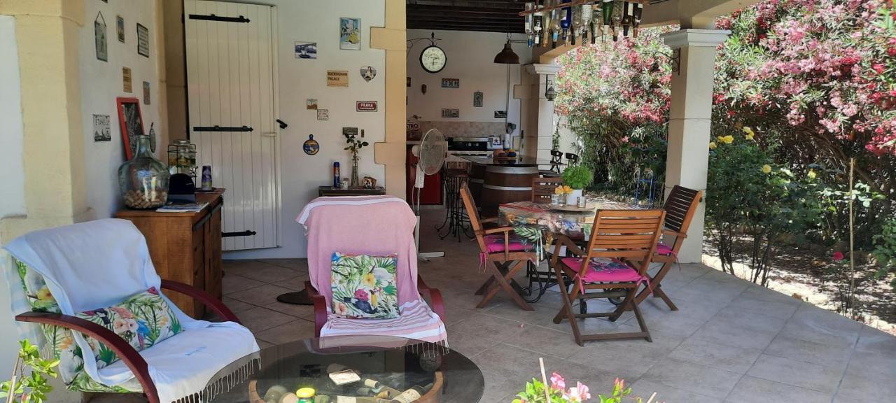 Fenêtre sur les Alpilles Saint-Martin-de-Crau Extérieur photo